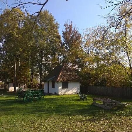 Landsted Etno Park Avlija Glusci